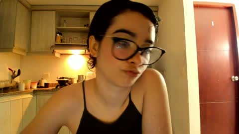 Snapshot of petitee_lunna chatting on 04.12.26 Lunna online show from 04.12.26