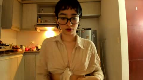 Snapshot of petitee_lunna chatting on 04.19.26 Lunna online show from 04.19.26