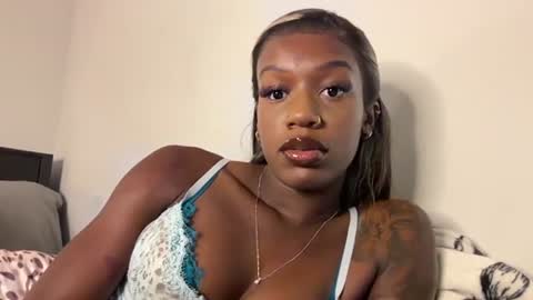 Snapshot of petiteebonymommy chatting on 06.16.26 desthebestx online show from 06.16.26
