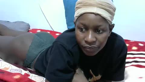 Snapshot of petitegirly12 chatting on 02.19.25 petitegirly12 online show from 02.19.25