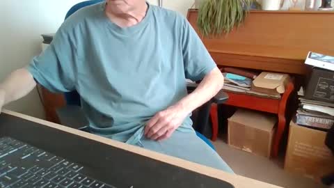 Snapshot of petitwilly chatting on 04.29.26 petitwilly online show from 04.29.26