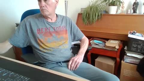 Snapshot of petitwilly chatting on 04.30.26 petitwilly online show from 04.30.26