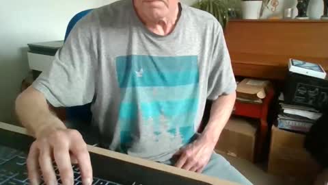 Snapshot of petitwilly chatting on 05.05.26 petitwilly online show from 05.05.26