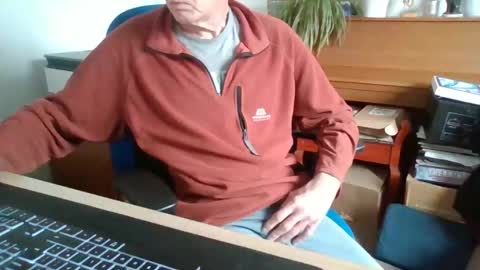 Snapshot of petitwilly chatting on 05.19.26 petitwilly online show from 05.19.26