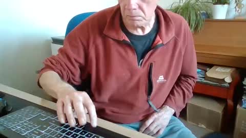 Snapshot of petitwilly chatting on 05.21.26 petitwilly online show from 05.21.26