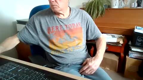 Snapshot of petitwilly chatting on 06.02.26 petitwilly online show from 06.02.26