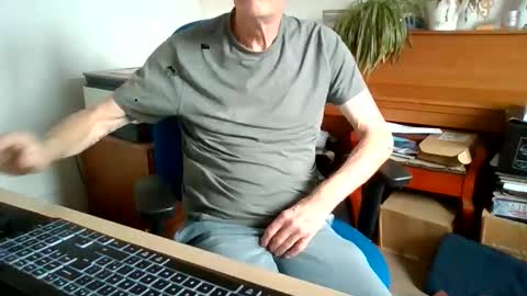 Snapshot of petitwilly chatting on 06.08.26 petitwilly online show from 06.08.26
