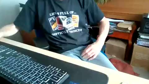 Snapshot of petitwilly chatting on 06.15.26 petitwilly online show from 06.15.26