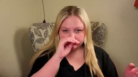 Snapshot of phatassblond chatting on 06.14.26 PhatAssBlond online show from 06.14.26