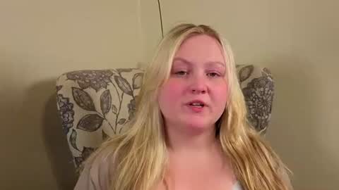 Snapshot of phatassblond chatting on 06.19.26 PhatAssBlond online show from 06.19.26