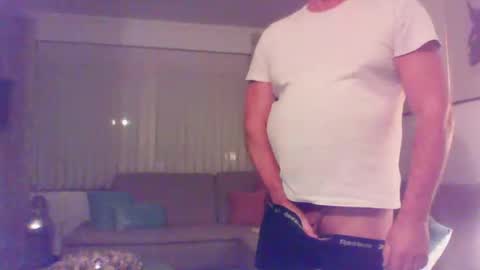 Snapshot of phil279 chatting on 11.04.25 Phil online show from 11.04.25