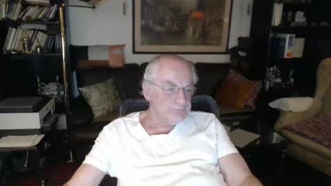 Snapshot of philoumis2 chatting on 02.01.25 Philippe online show from 02.01.25