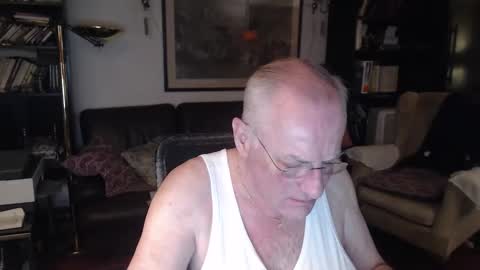 Snapshot of philoumis2 chatting on 04.14.26 Philippe online show from 04.14.26