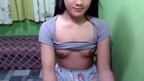 Snapshot of pinaymorena_rhowe chatting on 01.04.25 pinaymorena_rhowe online show from 01.04.25