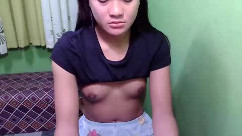 Snapshot of pinaymorena_rhowe chatting on 01.11.25 pinaymorena_rhowe online show from 01.11.25
