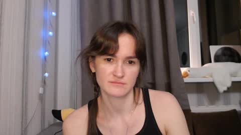 Snapshot of pineapple__mood chatting on 12.19.24 online show from 12.19.24