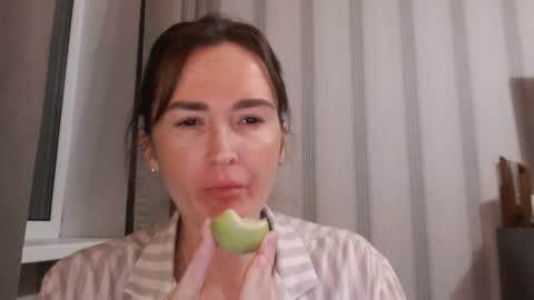Snapshot of pineapple__mood chatting on 09.18.25 online show from 09.18.25