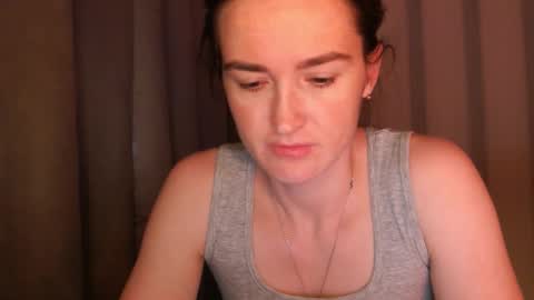 Snapshot of pineapple__mood chatting on 10.04.25 online show from 10.04.25