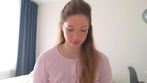 Snapshot of pink_rosee_ chatting on 04.02.26 online show from 04.02.26