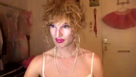 Snapshot of pinkfag chatting on 12.22.24 pinkfag online show from 12.22.24