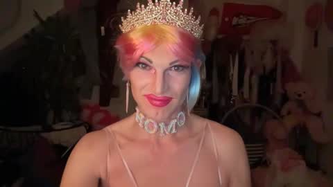 Snapshot of pinkfag chatting on 12.22.25 pinkfag online show from 12.22.25