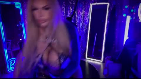 Snapshot of plasticfuckdoll chatting on 01.19.25 Dumb bimbo fuck doll online show from 01.19.25