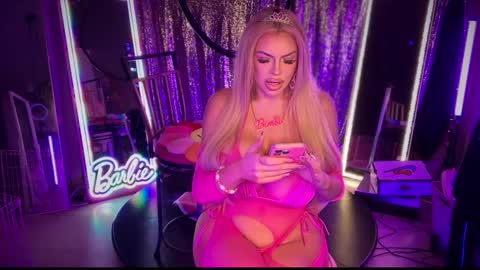 Snapshot of plasticfuckdoll chatting on 01.20.25 Dumb bimbo fuck doll online show from 01.20.25