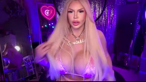 Snapshot of plasticfuckdoll chatting on 02.21.25 Dumb bimbo fuck doll online show from 02.21.25