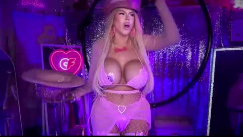 Snapshot of plasticfuckdoll chatting on 02.23.25 Dumb bimbo fuck doll online show from 02.23.25