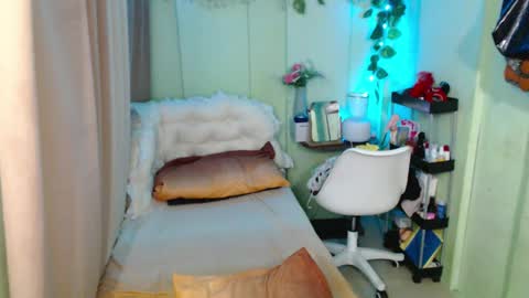 Snapshot of playful_sie chatting on 02.08.25 sie online show from 02.08.25