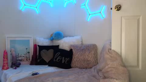 Snapshot of playtimewithv chatting on 03.07.25 Horny Housewife V Husband online show from 03.07.25