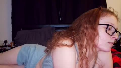 Snapshot of poisonivyy95 chatting on 06.26.26 poisonivyy95 online show from 06.26.26