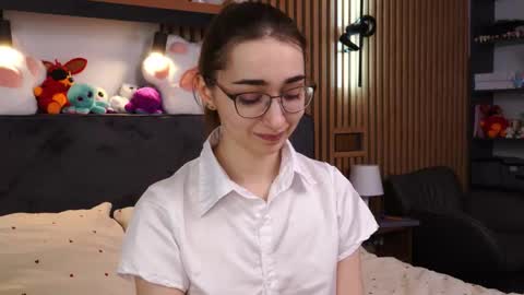 Snapshot of polly_bee chatting on 03.24.26 Polly online show from 03.24.26