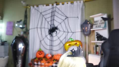 Snapshot of polvodeestrellas_ chatting on 10.26.25 - Help me Reach 100 thumbs up online show from 10.26.25