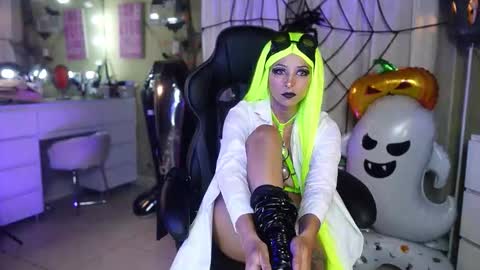 Snapshot of polvodeestrellas_ chatting on 10.29.25 - Help me Reach 100 thumbs up online show from 10.29.25