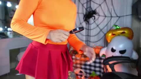 Snapshot of polvodeestrellas_ chatting on 10.31.25 - Help me Reach 100 thumbs up online show from 10.31.25