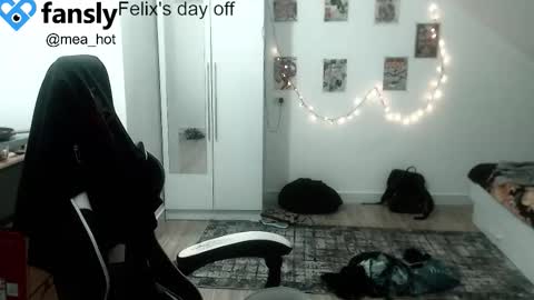 Snapshot of pomo_07 chatting on 10.02.25 aleks ness online show from 10.02.25