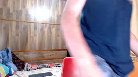 Snapshot of powertwinky chatting on 10.04.25 chris independent  online show from 10.04.25