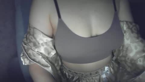 Snapshot of pralinne_ chatting on 02.15.25 pralinne_ online show from 02.15.25