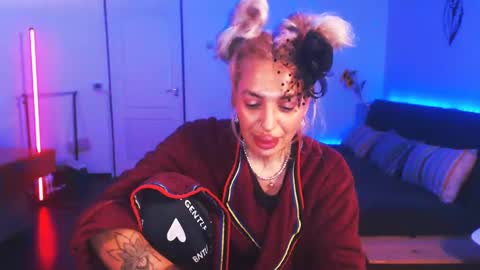 Victoria online show from 12.25.24