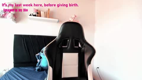 Snapshot of pregnant_sweet1 chatting on 01.15.25 Angelly online show from 01.15.25