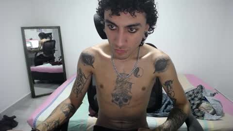 Snapshot of present_the_magic chatting on 04.19.26 Plux online show from 04.19.26