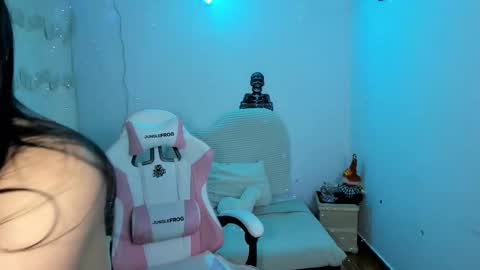 Snapshot of pretti_scarlett chatting on 10.21.25 pretti scarlett online show from 10.21.25