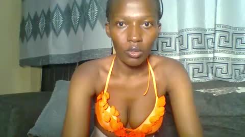 prettie_petitee online show from 02.04.26