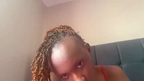 Snapshot of pretty_ellsie chatting on 10.07.25 independent model online show from 10.07.25