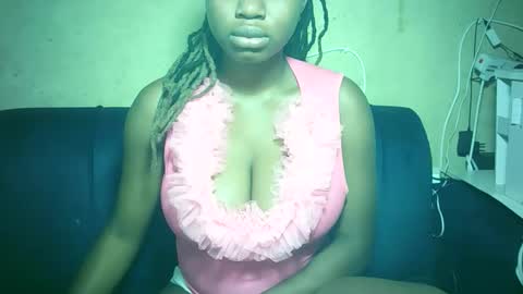 Snapshot of pretty_milan chatting on 12.19.25 pretty_milan online show from 12.19.25