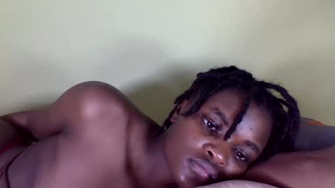 Snapshot of pretty_miya chatting on 12.19.24 pretty_miya online show from 12.19.24