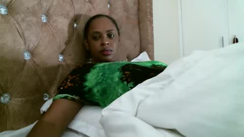 Snapshot of pretty_zii chatting on 10.13.25 zii online show from 10.13.25