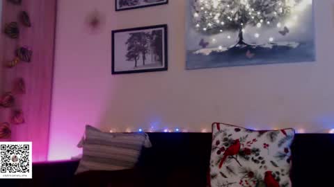 Snapshot of prettyalmaa chatting on 12.14.25 Alma online show from 12.14.25
