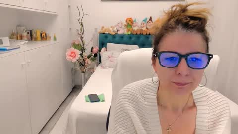 Snapshot of prettyblackeyes chatting on 02.24.26 wilma online show from 02.24.26